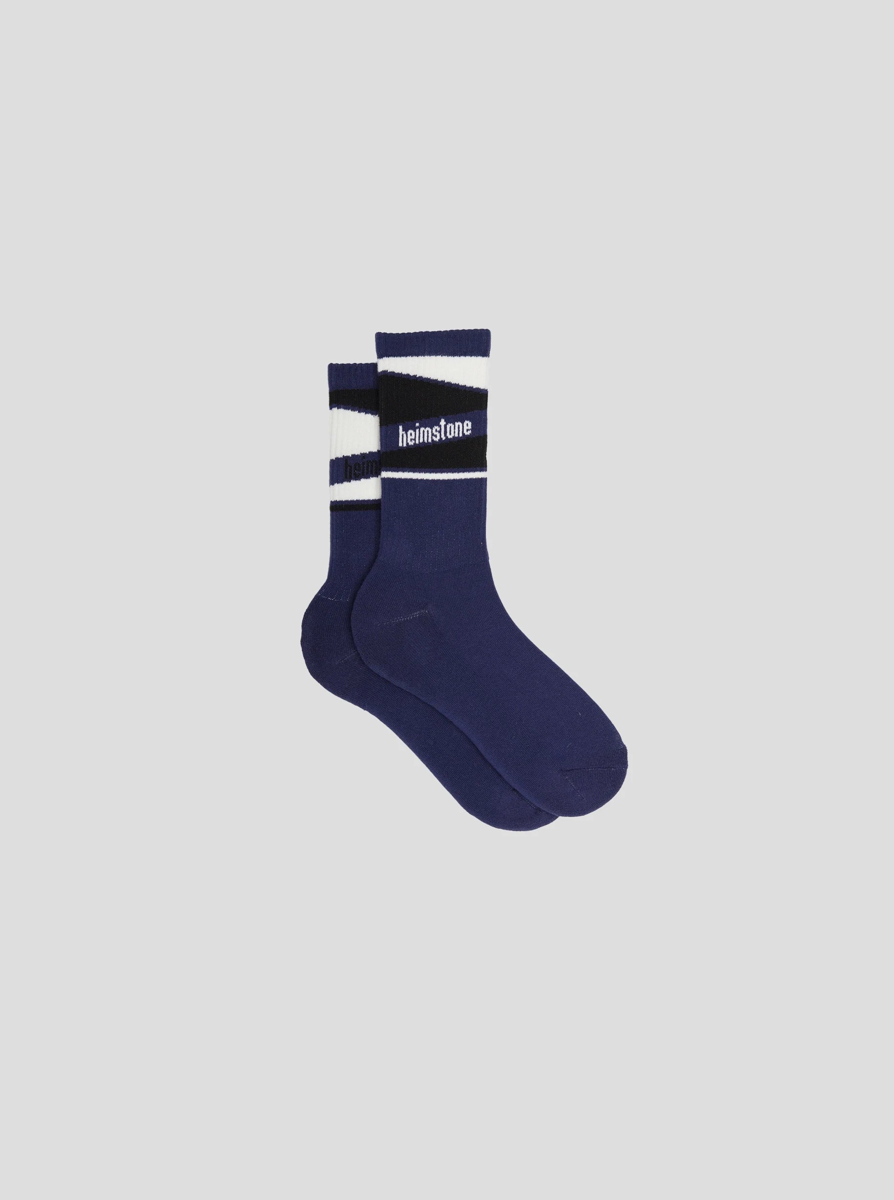 Chaussettes de sport en rayures marines.