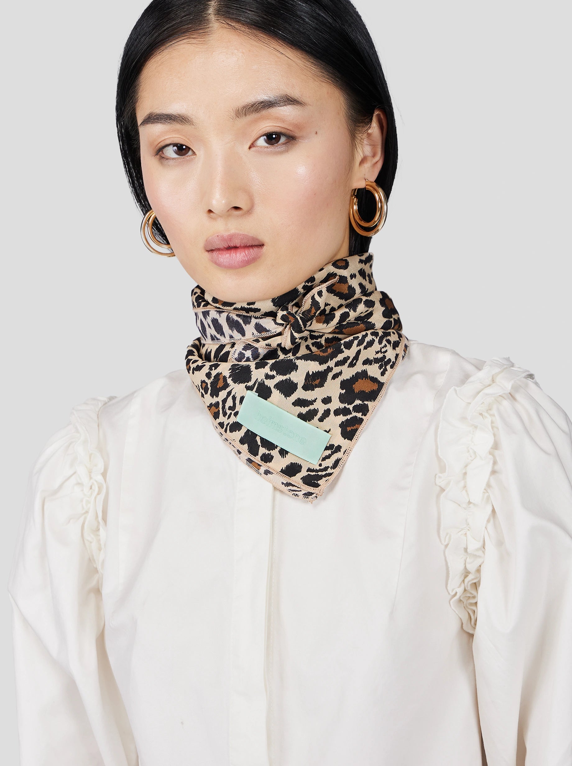 BANDANA EN IMPRIMÉ LEOPARD SOYEUX