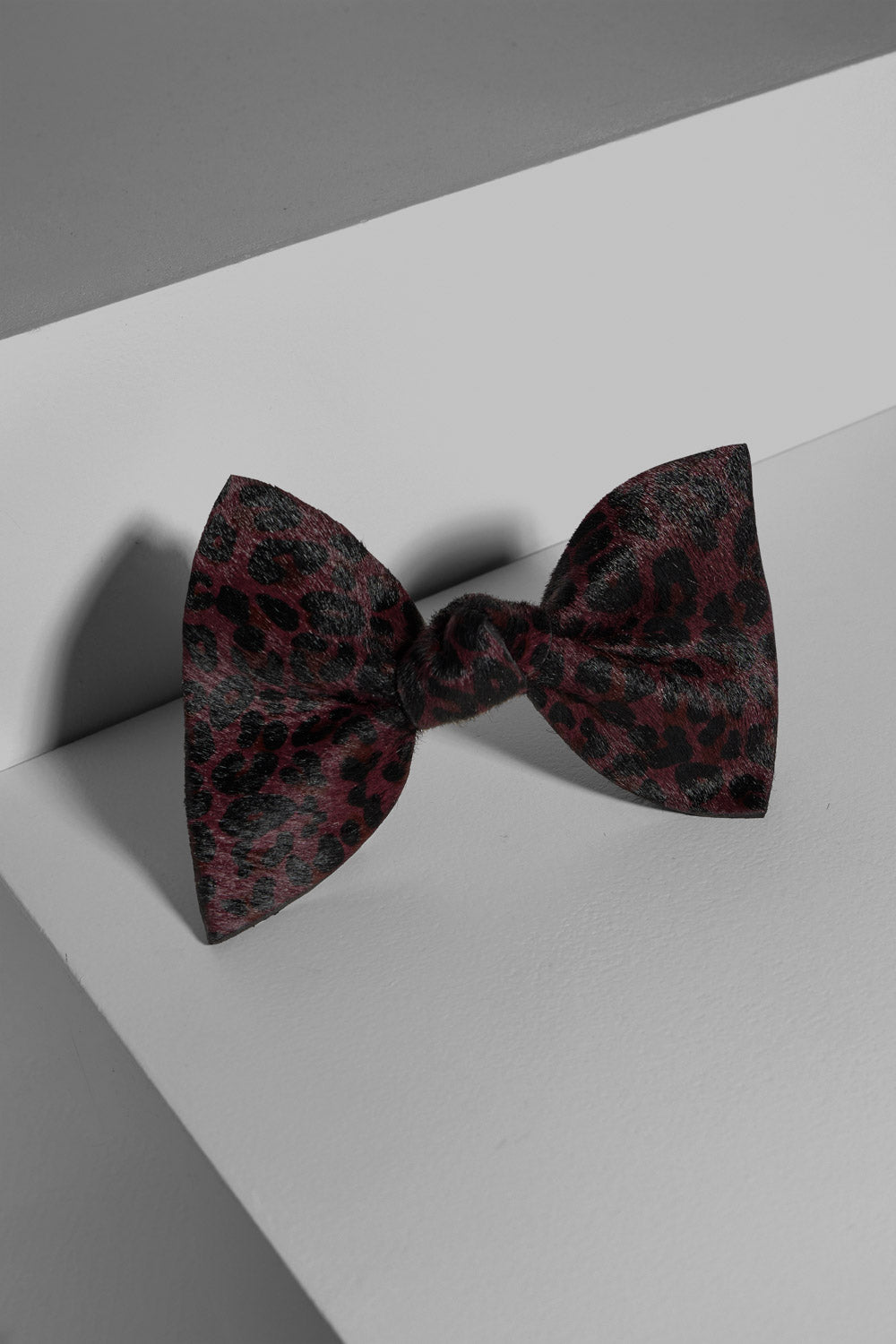 Small hair clip in burgundy Leopard printed leather