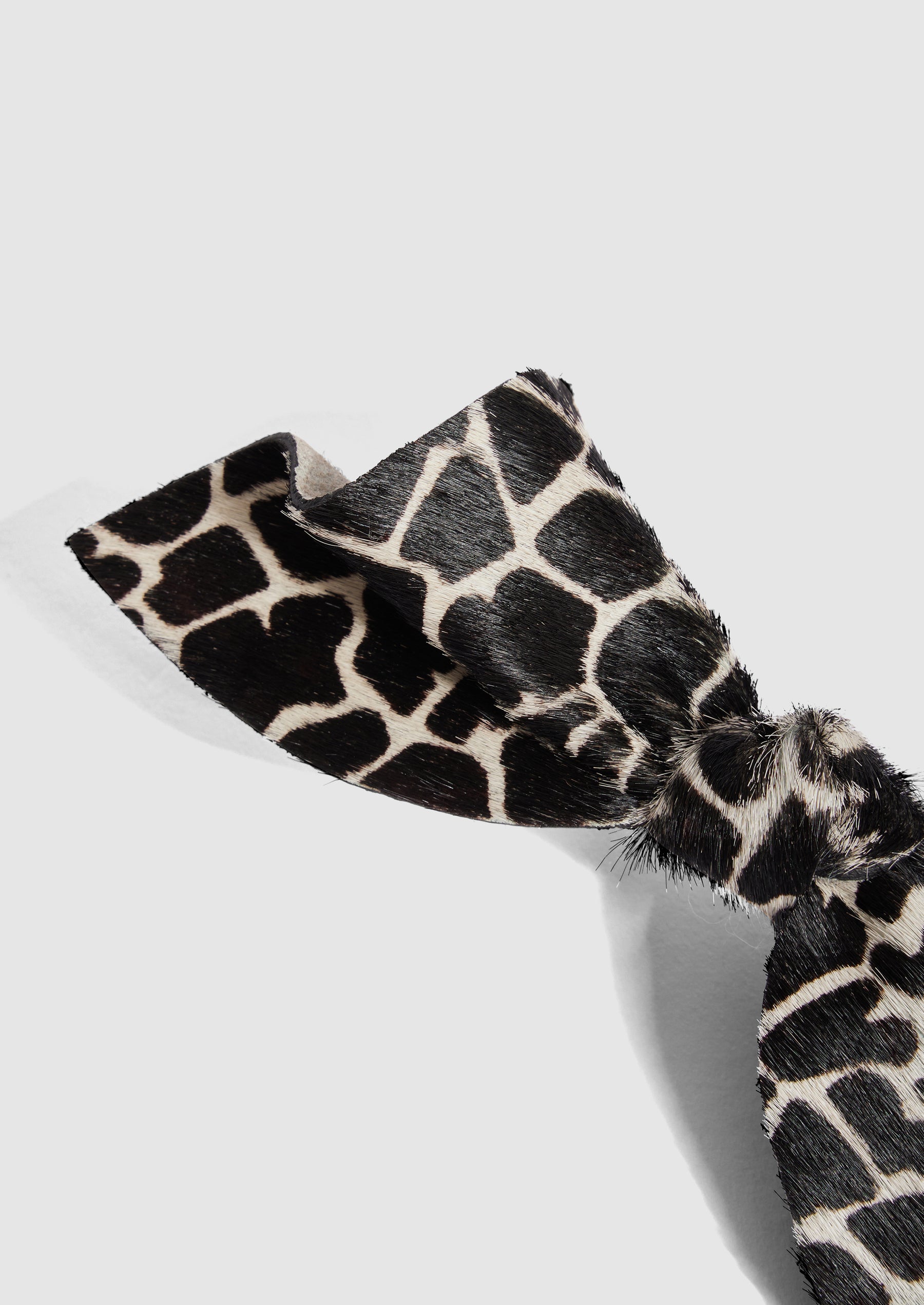 Mini hair clip in white Giraffe printed leather