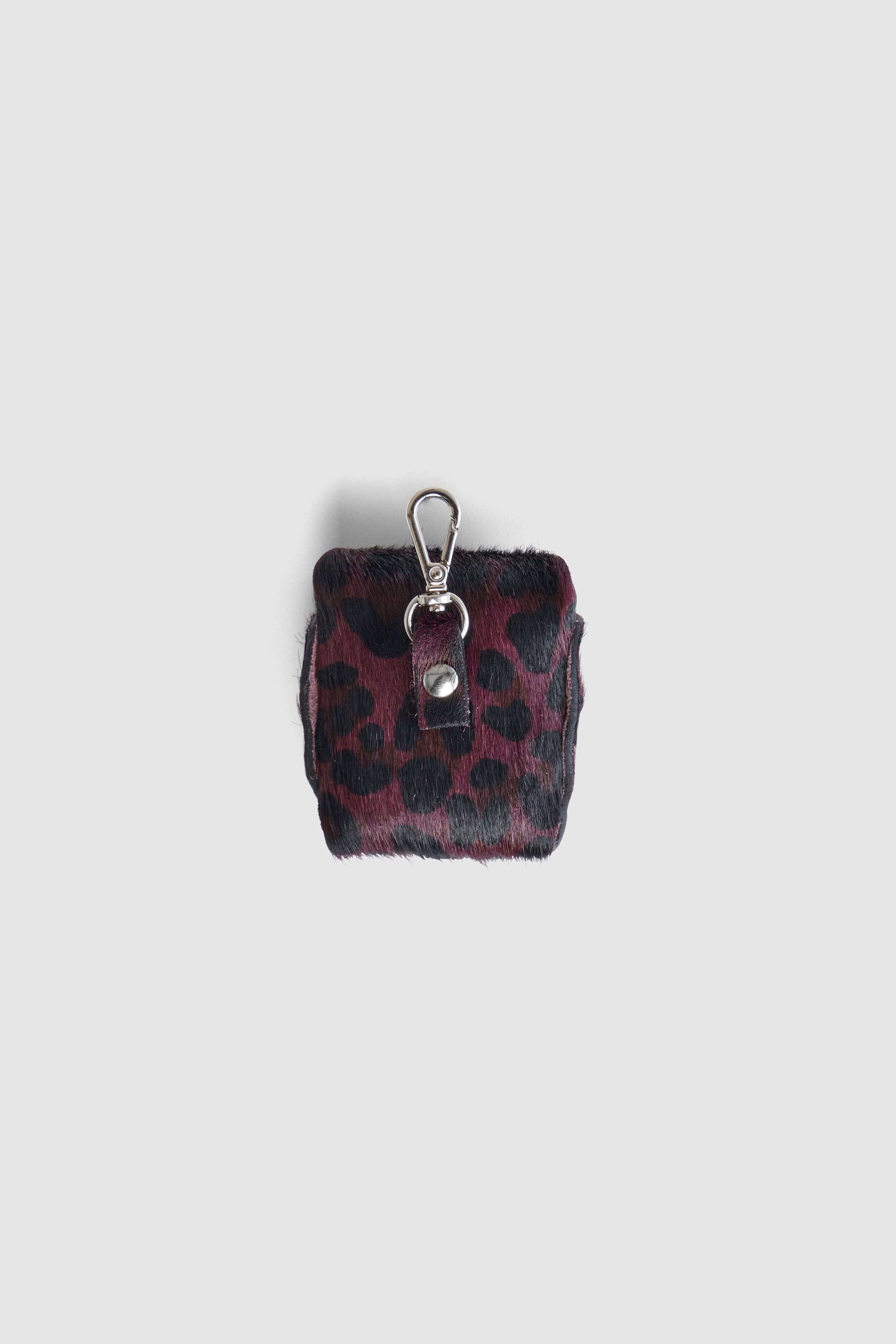 Airpods case in burgundy Leopard printed leather | Heimstone