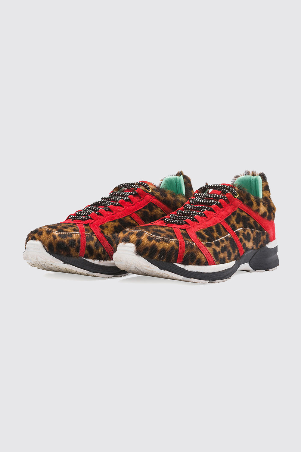 Running shoes in leopard printed leather